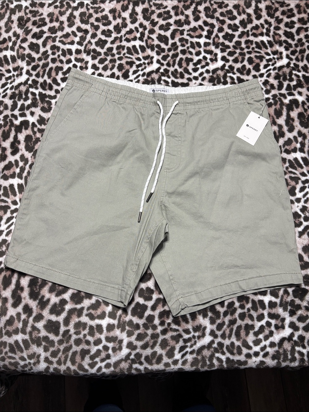 Sperry Sage Green Drawstring Casual Shorts size Medium NWT